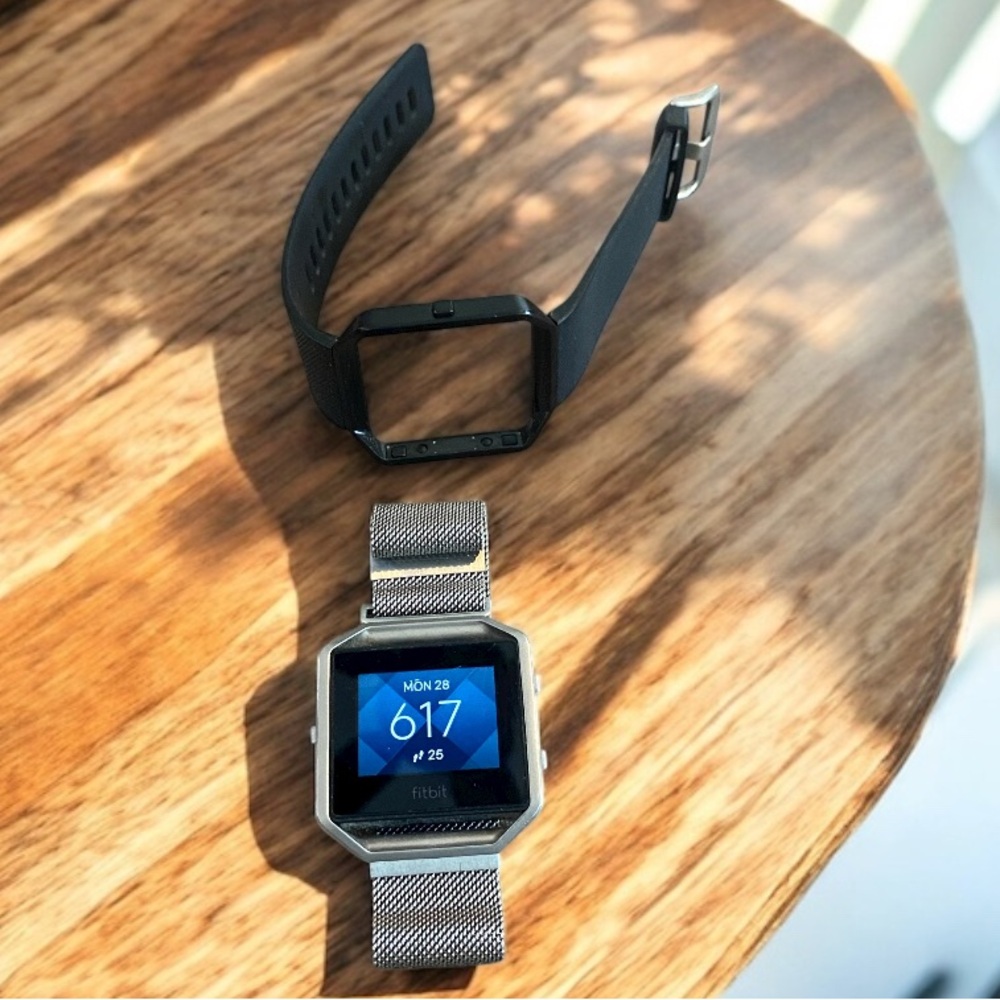 Fitbit Blaze with two bands and charger - Picture 2 of 3